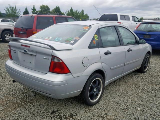 1FAHP34N85W152303 - 2005 FORD FOCUS ZX4 SILVER photo 4