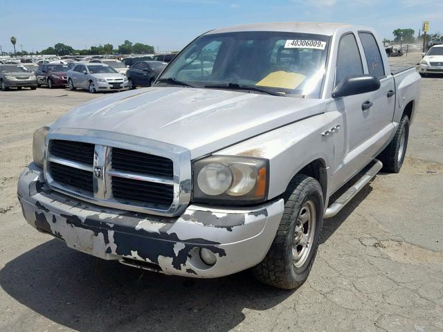 1D7HE28K06S557256 - 2006 DODGE DAKOTA QUA SILVER photo 2