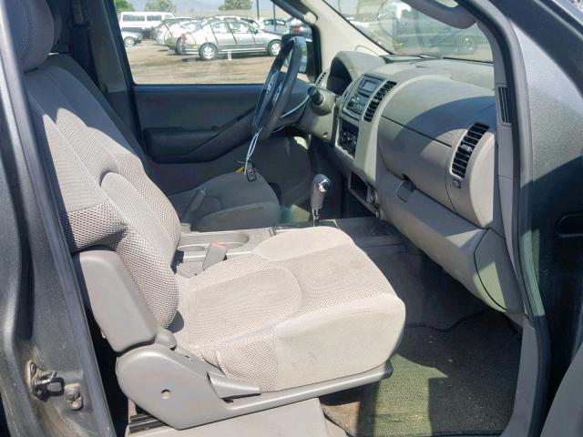 1N6AD07U85C461239 - 2005 NISSAN FRONTIER C GRAY photo 5