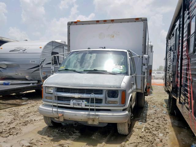 1GBJG31R011108648 - 2001 CHEVROLET EXPRESS CU WHITE photo 2