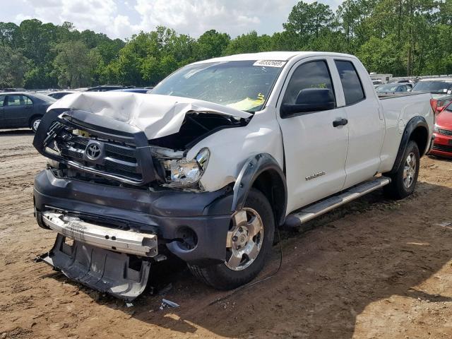5TFRU5F14BX025308 - 2011 TOYOTA TUNDRA DOU WHITE photo 2