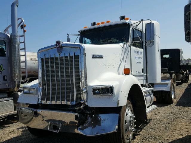 1XKWAU8X91R881704 - 2001 KENWORTH CONSTRUCTI WHITE photo 2