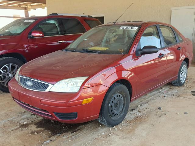 1FAFP34N95W137980 - 2005 FORD FOCUS ZX4 RED photo 2