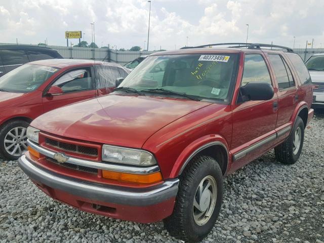 1GNDT13W012219455 - 2001 CHEVROLET BLAZER RED photo 2