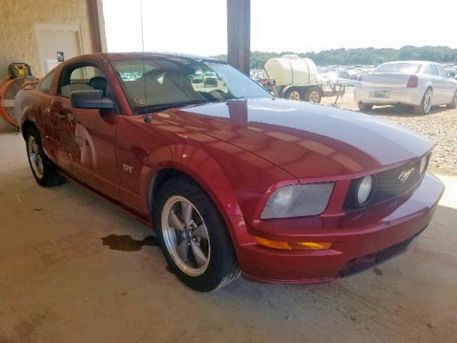 1ZVFT82H565263743 - 2006 FORD MUSTANG GT MAROON photo 1