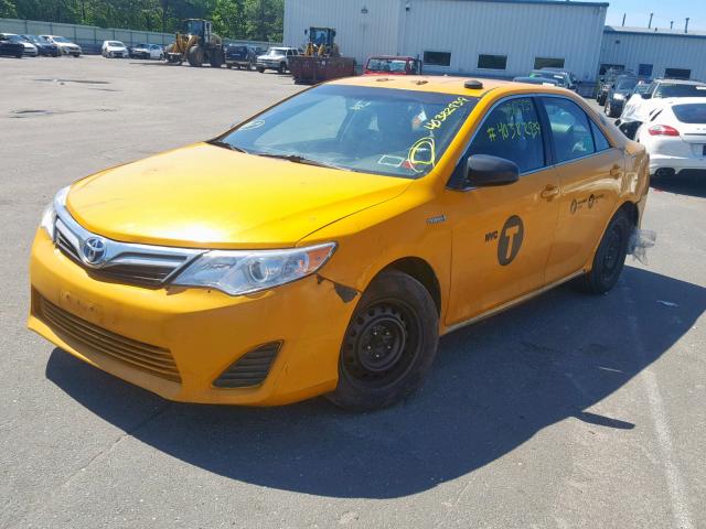 4T1BD1FK2DU069035 - 2013 TOYOTA CAMRY HYBR YELLOW photo 2