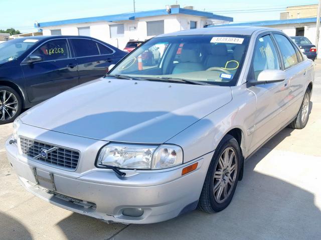 YV1TS592451405623 - 2005 VOLVO S80 2.5T SILVER photo 2