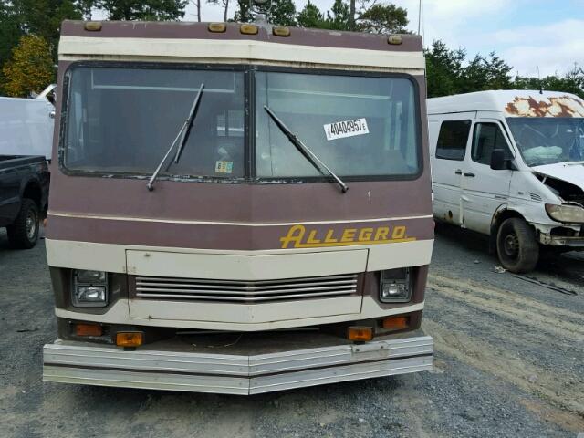 1GBJP37JXD3304915 - 1983 CHEVROLET P30 CREAM photo 10