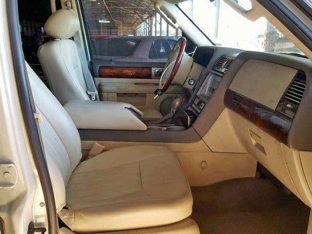 5LMFU28R34LJ37766 - 2004 LINCOLN NAVIGATOR 白色 照片 5