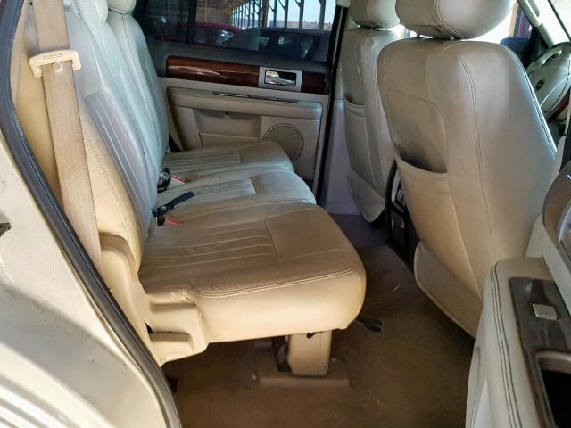 5LMFU28R34LJ37766 - 2004 LINCOLN NAVIGATOR 白色 照片 6