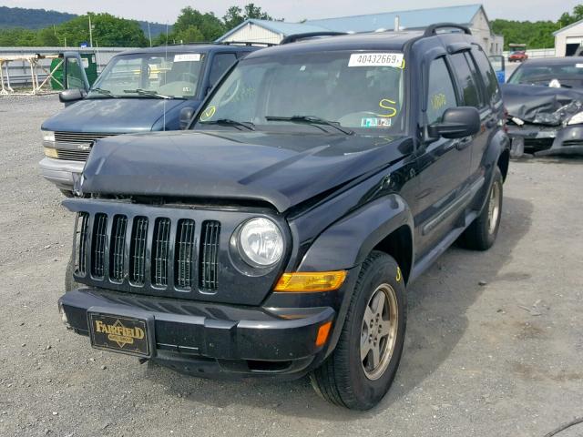 1J4GL38K95W688236 - 2005 JEEP LIBERTY RE BLACK photo 2