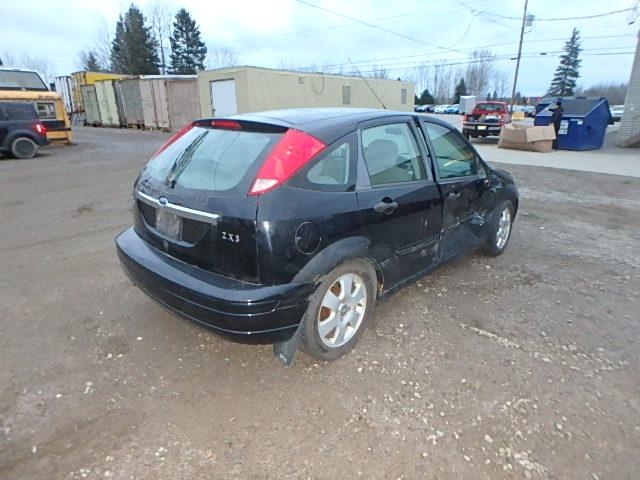 3FAFP37322R129955 - 2002 FORD FOCUS ZX5 BLACK photo 4