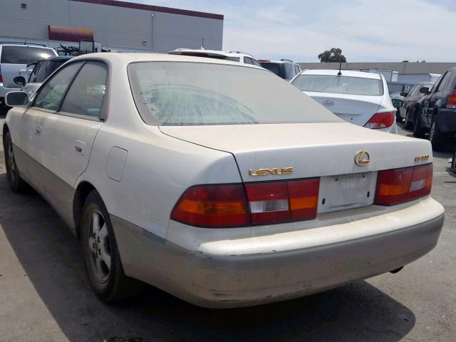 JT8BF28G5W0129122 - 1998 LEXUS ES 300 WHITE photo 3