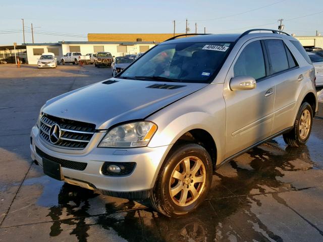 4JGBB86E17A231557 - 2007 MERCEDES-BENZ ML 350 SILVER photo 2