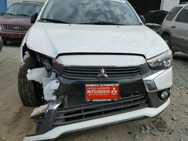 JA4AR3AU3HZ052012 - 2017 MITSUBISHI OUTLANDER WHITE photo 9