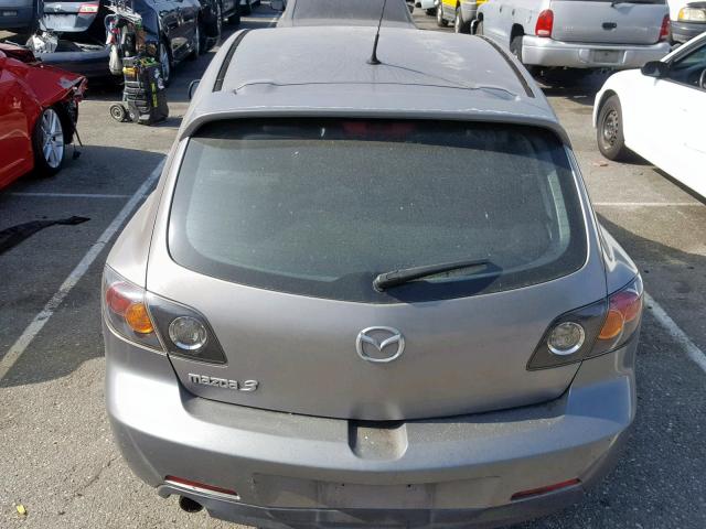 JM1BK343X51291357 - 2005 MAZDA 3 HATCHBAC GRAY photo 9