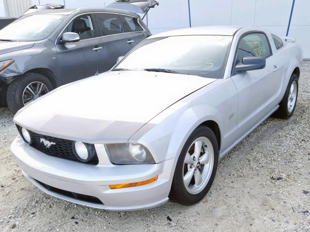 1ZVFT82H455115873 - 2005 FORD MUSTANG GT SILVER photo 2