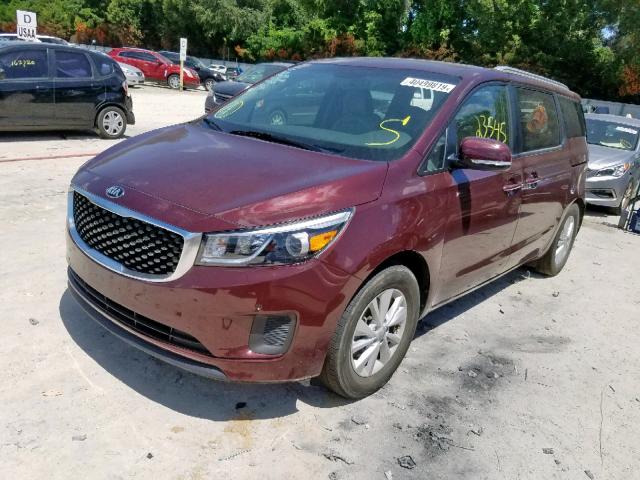 KNDMB5C18H6328157 - 2017 KIA SEDONA LX BURGUNDY photo 2