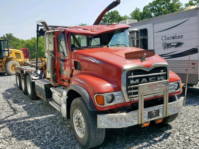 1M2AG11C45M014591 - 2005 MACK 700 CV700 RED photo 1