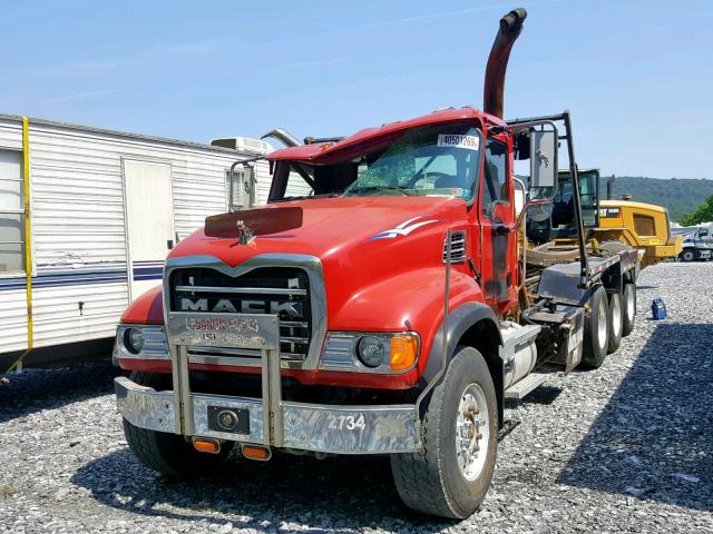 1M2AG11C45M014591 - 2005 MACK 700 CV700 RED photo 2