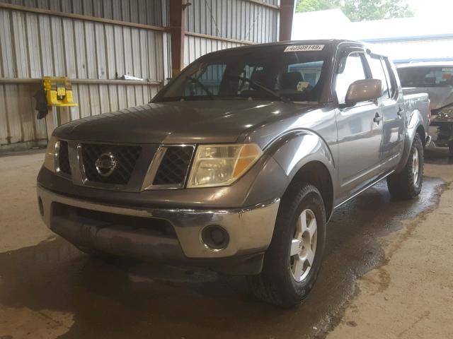 1N6AD07U65C458761 - 2005 NISSAN FRONTIER C GRAY photo 2