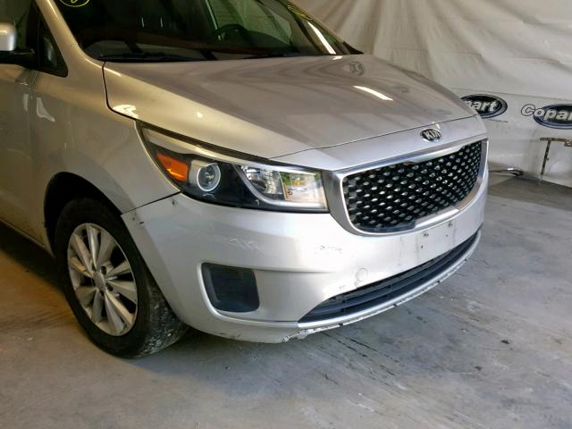 KNDMB5C19F6071720 - 2015 KIA SEDONA LX SILVER photo 9