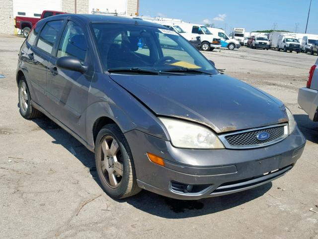 3FAFP37N25R135504 - 2005 FORD FOCUS ZX5 GRAY photo 1