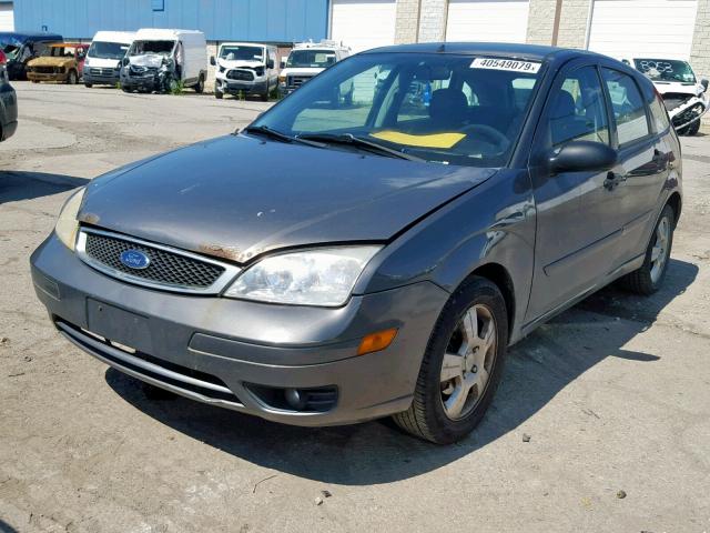 3FAFP37N25R135504 - 2005 FORD FOCUS ZX5 GRAY photo 2