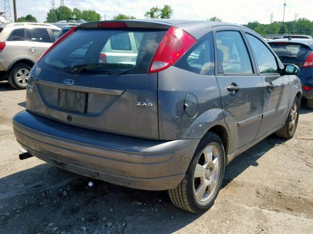 3FAFP37N25R135504 - 2005 FORD FOCUS ZX5 GRAY photo 4