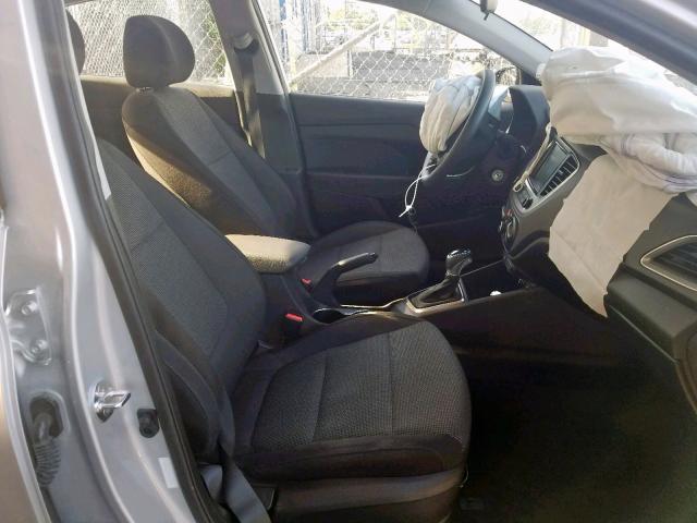 3KPC24A31JE018989 - 2018 HYUNDAI ACCENT SE SILVER photo 5