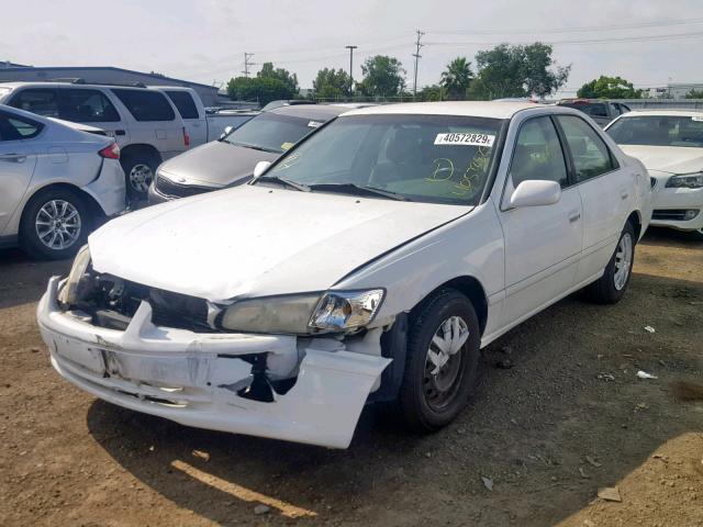 JT2BG22K810558431 - 2001 TOYOTA CAMRY CE WHITE photo 2