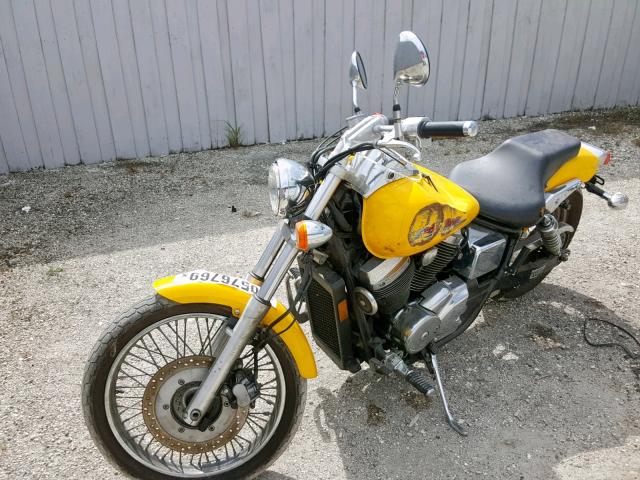 JH2RC44092M613057 - 2002 HONDA VT750 DC YELLOW photo 2