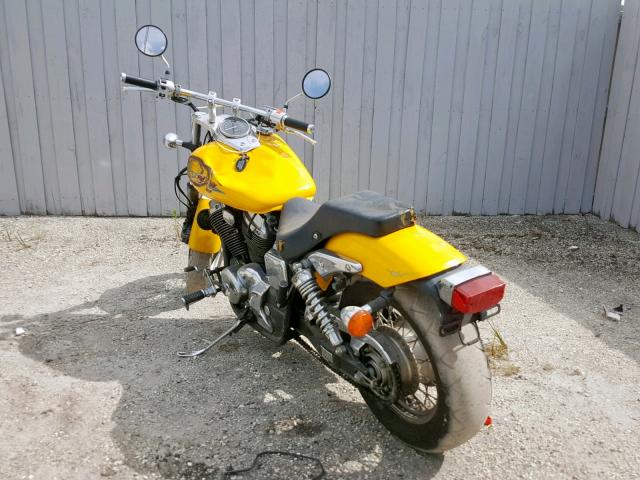 JH2RC44092M613057 - 2002 HONDA VT750 DC YELLOW photo 3