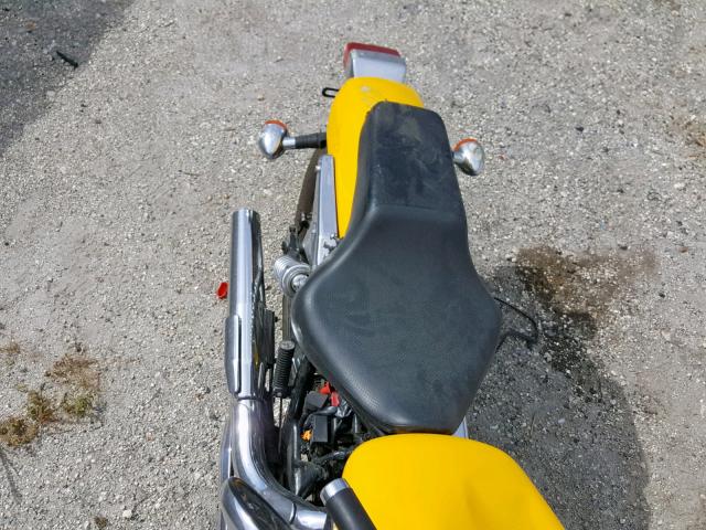 JH2RC44092M613057 - 2002 HONDA VT750 DC YELLOW photo 6