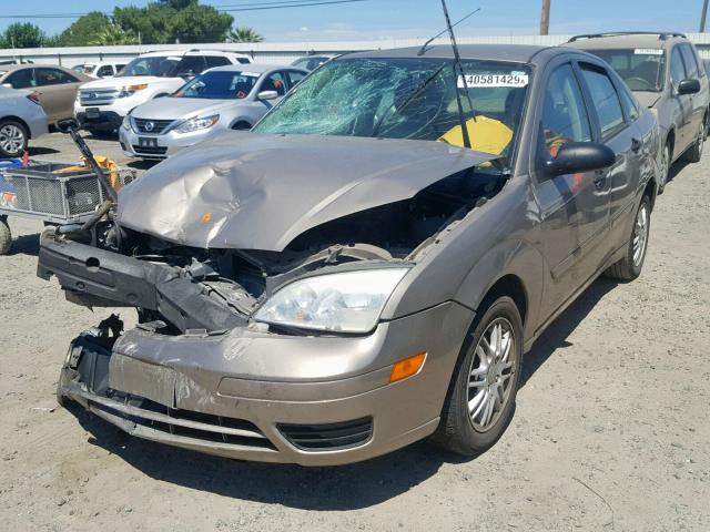 1FAFP34N25W147539 - 2005 FORD FOCUS ZX4 TAN photo 2