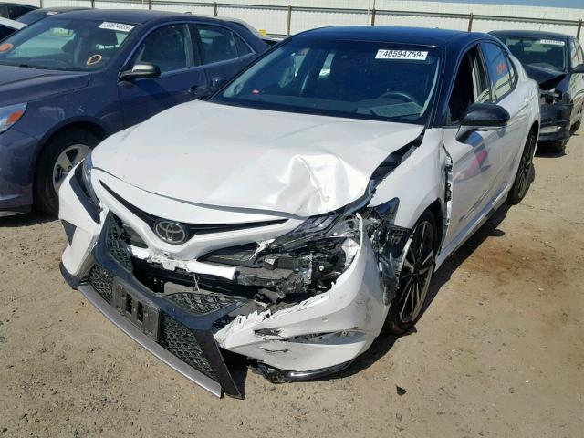 4T1B61HK9JU148365 - 2018 TOYOTA CAMRY XSE WHITE photo 2