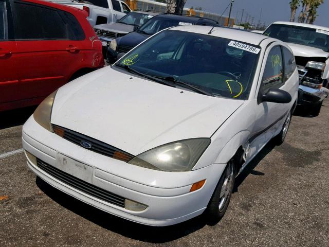 3FAHP31313R127505 - 2003 FORD FOCUS ZX3 WHITE photo 2