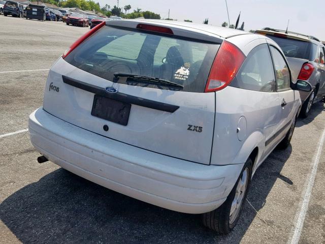 3FAHP31313R127505 - 2003 FORD FOCUS ZX3 WHITE photo 4