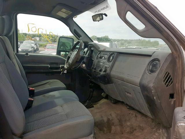 1FDUF5HT9CEA03946 - 2012 FORD F550 SUPER WHITE photo 5