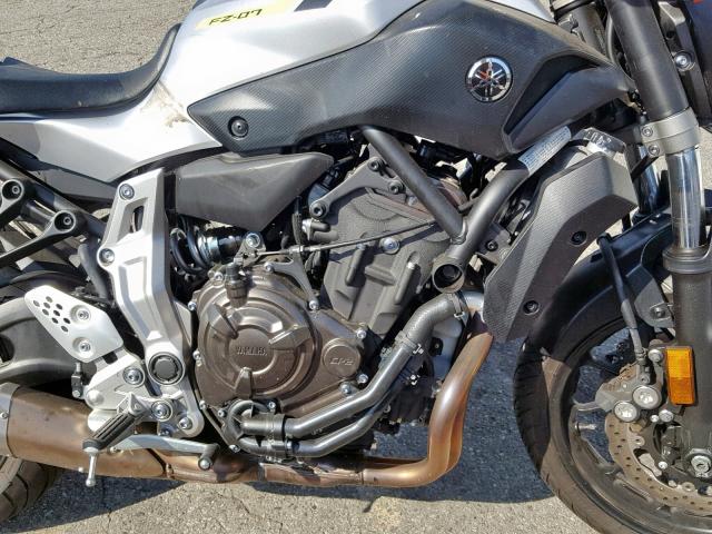 JYARM06Y7HA004122 - 2017 YAMAHA FZ07 C TWO TONE photo 7