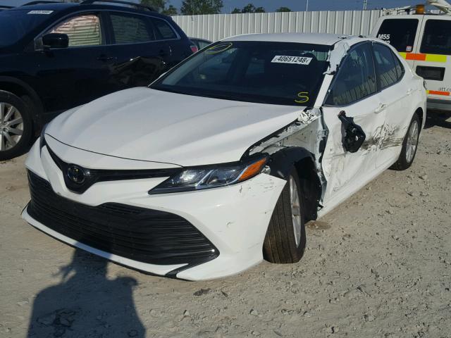 4T1B11HK1JU611596 - 2018 TOYOTA CAMRY L WHITE photo 2