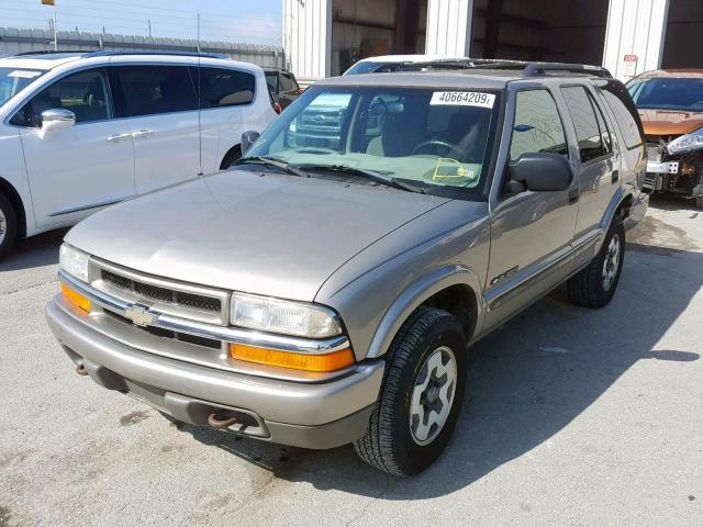 1GNDT13W02K100919 - 2002 CHEVROLET BLAZER GOLD photo 2