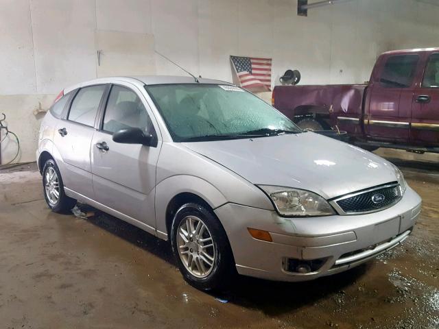 3FAFP37N55R140938 - 2005 FORD FOCUS ZX5 SILVER photo 1