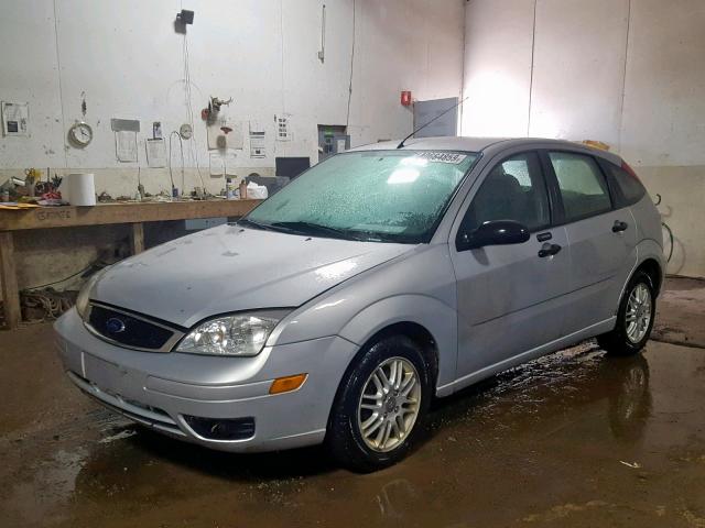 3FAFP37N55R140938 - 2005 FORD FOCUS ZX5 SILVER photo 2