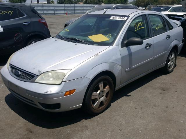 1FAFP34N05W183293 - 2005 FORD FOCUS ZX4 SILVER photo 2