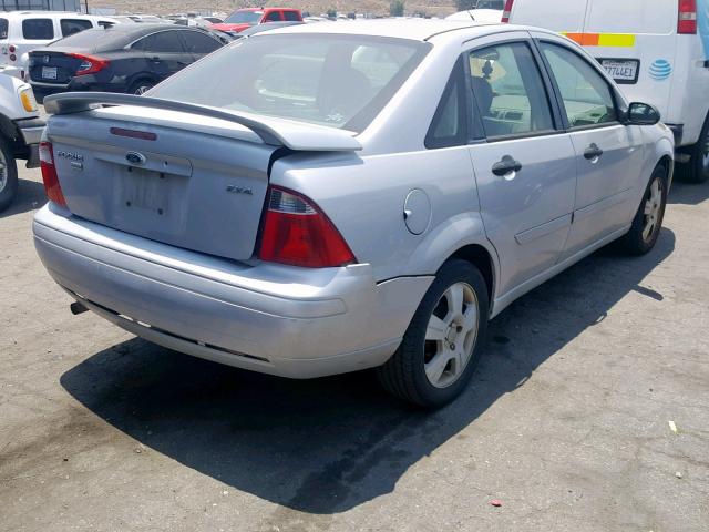 1FAFP34N05W183293 - 2005 FORD FOCUS ZX4 SILVER photo 4