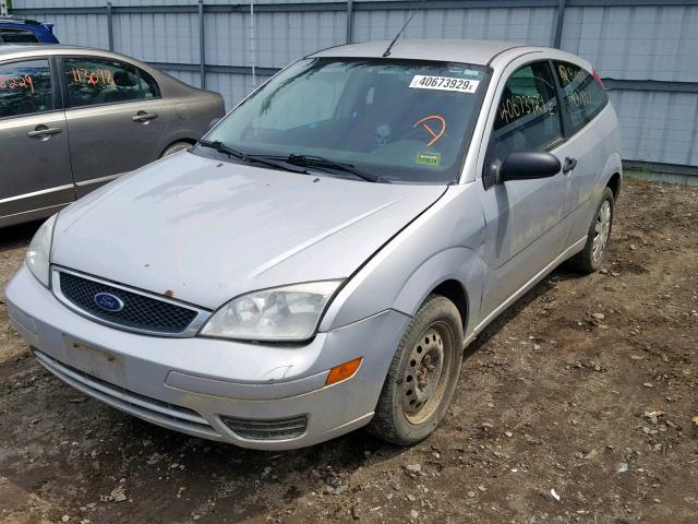 1FAFP31N77W223568 - 2007 FORD FOCUS ZX3 SILVER photo 2