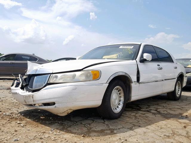 1LNHM81W51Y643113 - 2001 LINCOLN TOWN CAR E WHITE photo 2