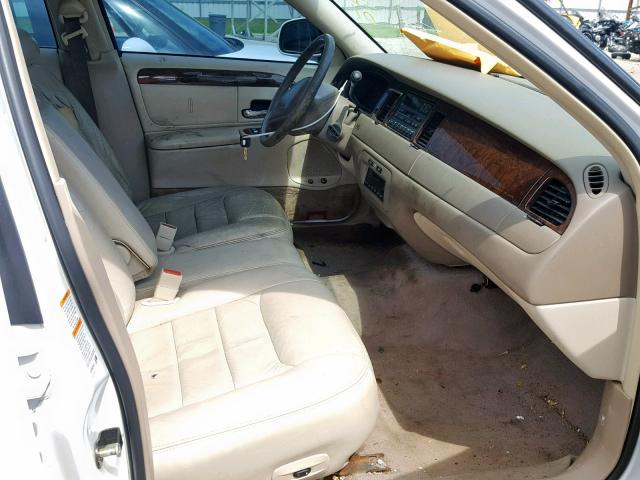 1LNHM81W51Y643113 - 2001 LINCOLN TOWN CAR E WHITE photo 5