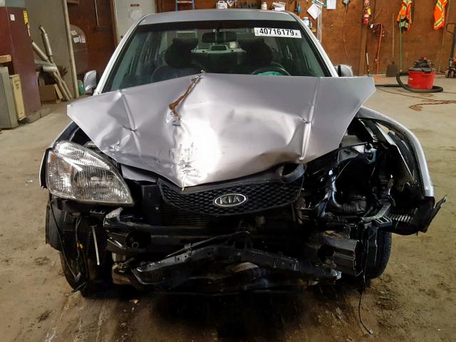 KNADE123166155871 - 2006 KIA RIO SILVER photo 9